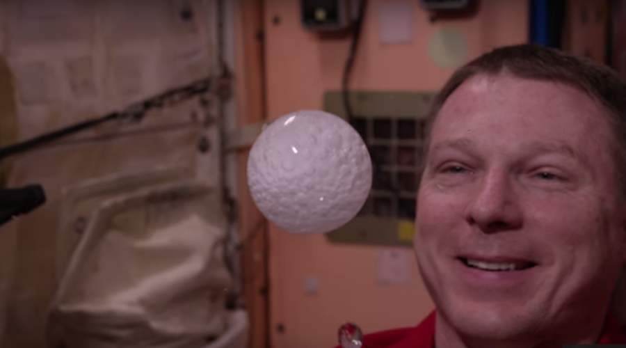 Astronautas graban vídeo en 4K con líquidos en el espacio